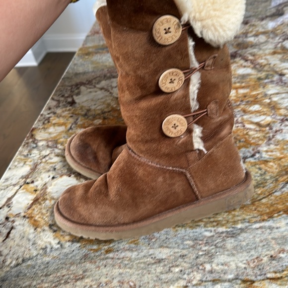 Pre owned well loved button uggs size 8 chestnut - Picture 3 of 6